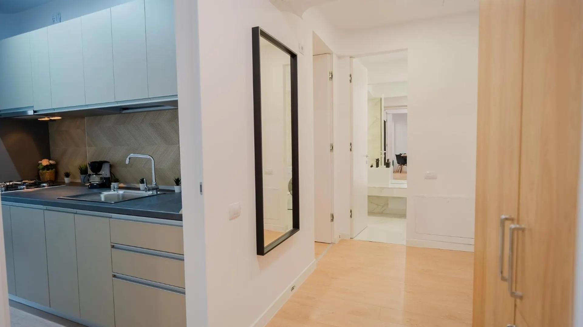 Amazing View Apartments - Iuliu Maniu & Politehnica Park Bucharest 0*,  Romania